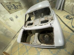 photo avant décapage d'une alfa Romeo 1600 junior 1972