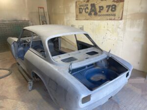finalisation d'un décapage par aérogommage d'une voiture ancienne